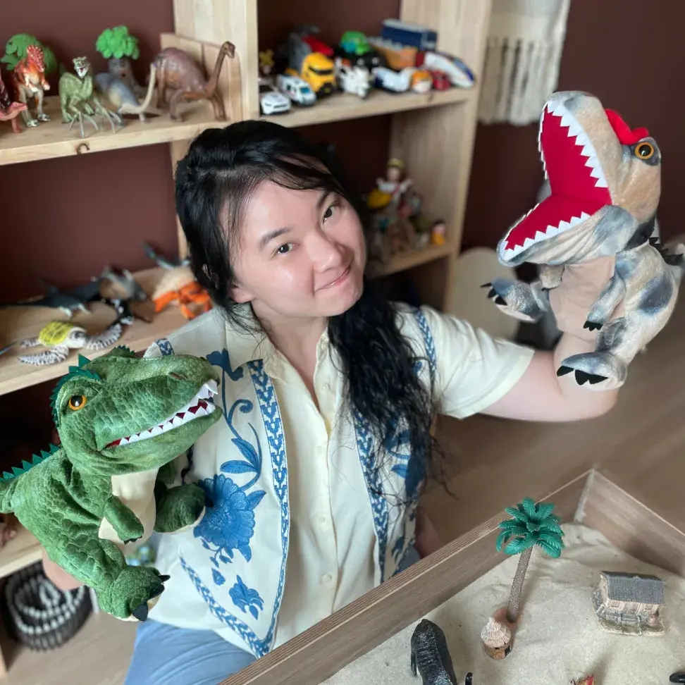 A profile photo of Bee, the play therapist.